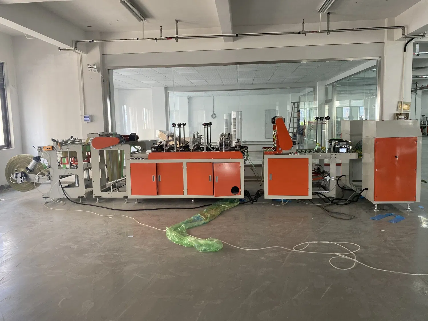 Prezzo 2 linee Rotolo di rotolamento pretagliato in nylon di plastica pretagliato in plastica HDPE HDPE in plastica biodegradabile automatica Prezzo sulla macchina per la produzione di sacchi della spazzatura