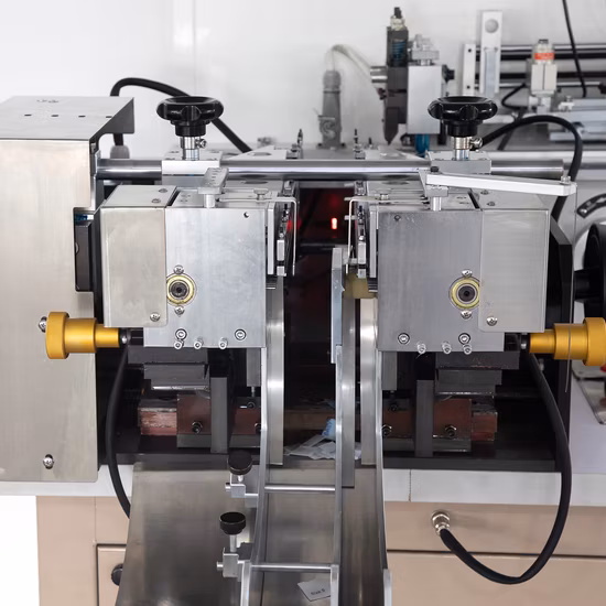 Tagliatrice per etichette tessute multifunzione / Macchina per tagliare e piegare etichette in tessuto per indumenti stampate a caldo e a freddo per nastro di raso, nastro di cotone, etichetta di cura Jz